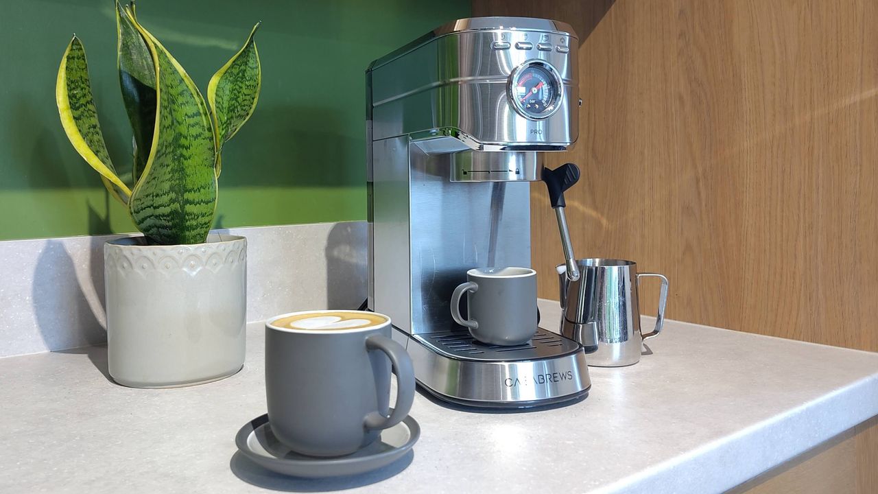 The Casabrews 5418 Pro is a super-affordable espresso machine, but too many corners have been cut to make it a good budget buy